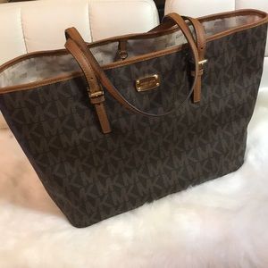 MK “SIGNATURE LOGO TRAVEL” TOTE